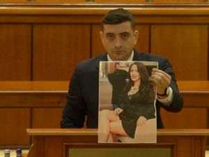 George Simion a afişat în plen o fotografie a Monicăi Hunyadi